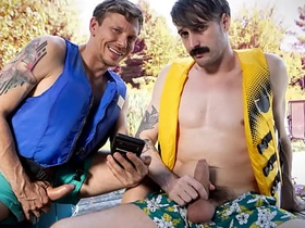 直男帮朋友射精 因为他手机丢了 asian butter up gay porn