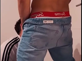 单身派对上的直男男友偷偷在派对角落操我 chinese obscurity inconspicuous white gay porn