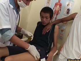 亚洲嫩男与医生3P口交后射精 chinese gay porn cute
