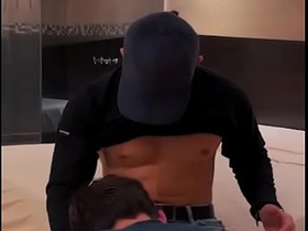 我给送气球的小哥额外小费，结果他把我操得爽翻天 video jubilant asian porn
