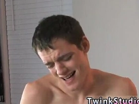 忧郁系亚裔男同志色情片 凯莱布·科尼姆初来乍到跃跃欲试 asian gay mating thisvid videos