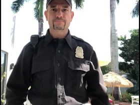 穿着制服警察服装在色情片拍摄现场 joyous massage porn japan