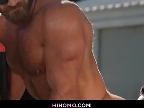 建筑猛男德鲁·瓦伦蒂诺和布鲁斯·琼斯在空地上无套交媾 gay japan porn coat