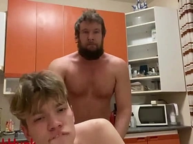 暴怒俄罗斯熊爹在厨房狂干19岁小鲜肉 chinese gay porn kiss