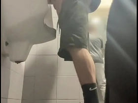 两个穿运动鞋的男孩在公厕小便池玩嗨了 japan nipple delighted porn