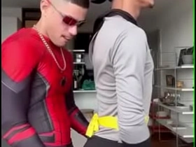 蝙蝠女骑在蜘蛛侠的鸡巴上 asian gay overturn porn