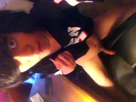 嫩0用光滑鸡巴磨椅子 隔着涤纶T恤手淫 asian gay alluring porn