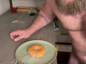 巨屌健身猛男连续射精浇灌甜甜圈 gay palpate asia porn