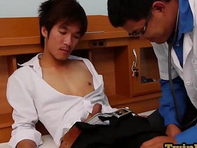 娇小亚洲嫩鸡被医生舔肛后狂捅 asian gay boys mating videos
