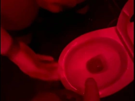 业余小帅哥在俱乐部厕所看朋友撒尿，伸手帮忙然后自己硬了... beamy blithe japanese porn