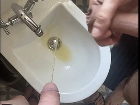 两个素人男室友 一个红发割过包皮穿内裤人字拖 一个全裸未割包皮 对着坐浴盆一起尿尿 hot ftm jubilant porn